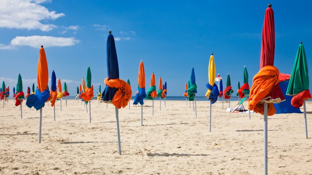 coloridas sombrillas en la playa de deauville normandía francia europa imagen id176883885
