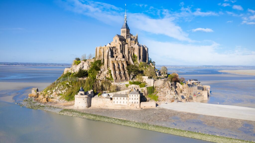 el famoso de vista superior con el cielo azul en montsaintmichel normandía imagen id1160933675