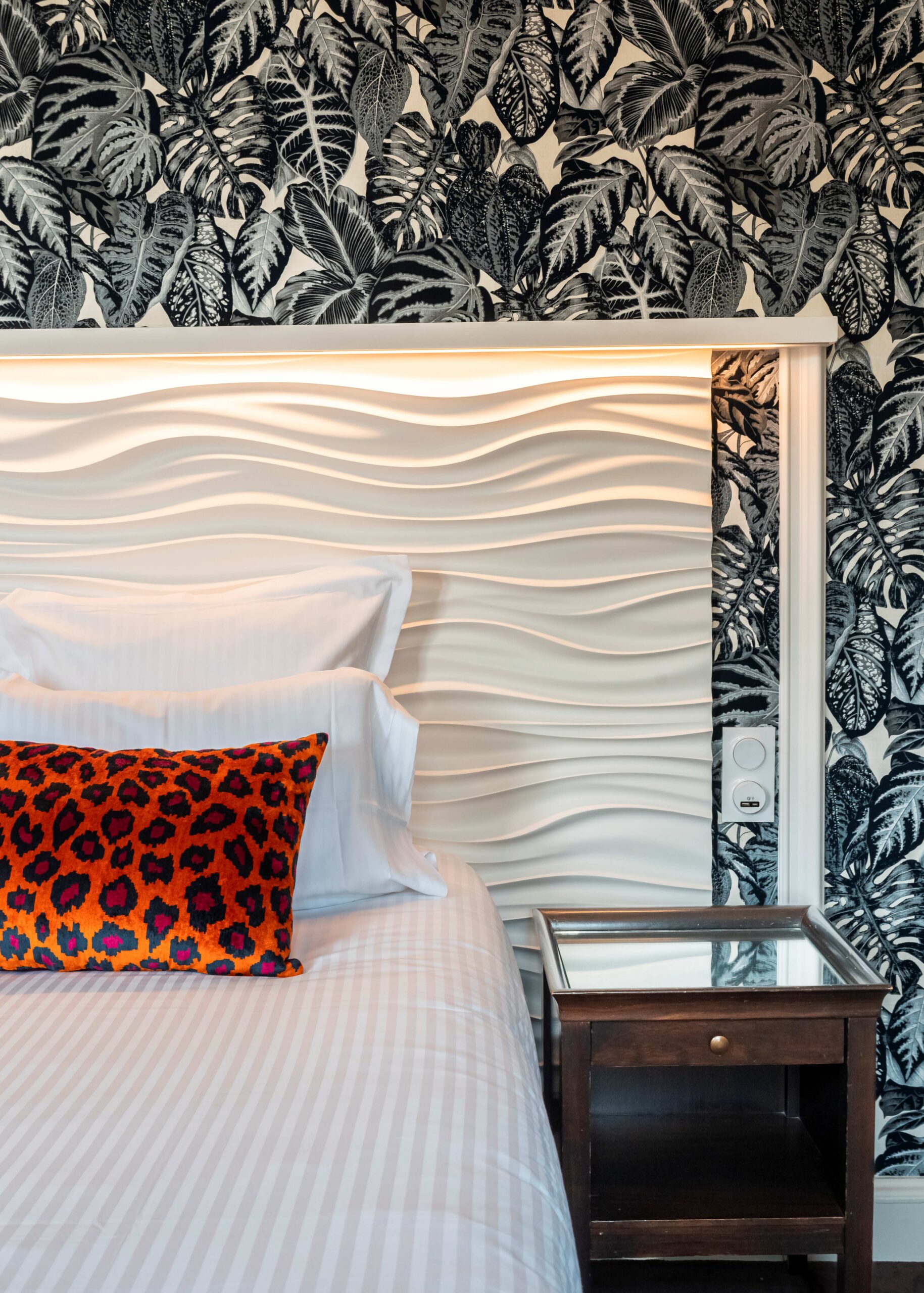 Photo – Sully Castle: bedroom detail (scaled) deluxe room